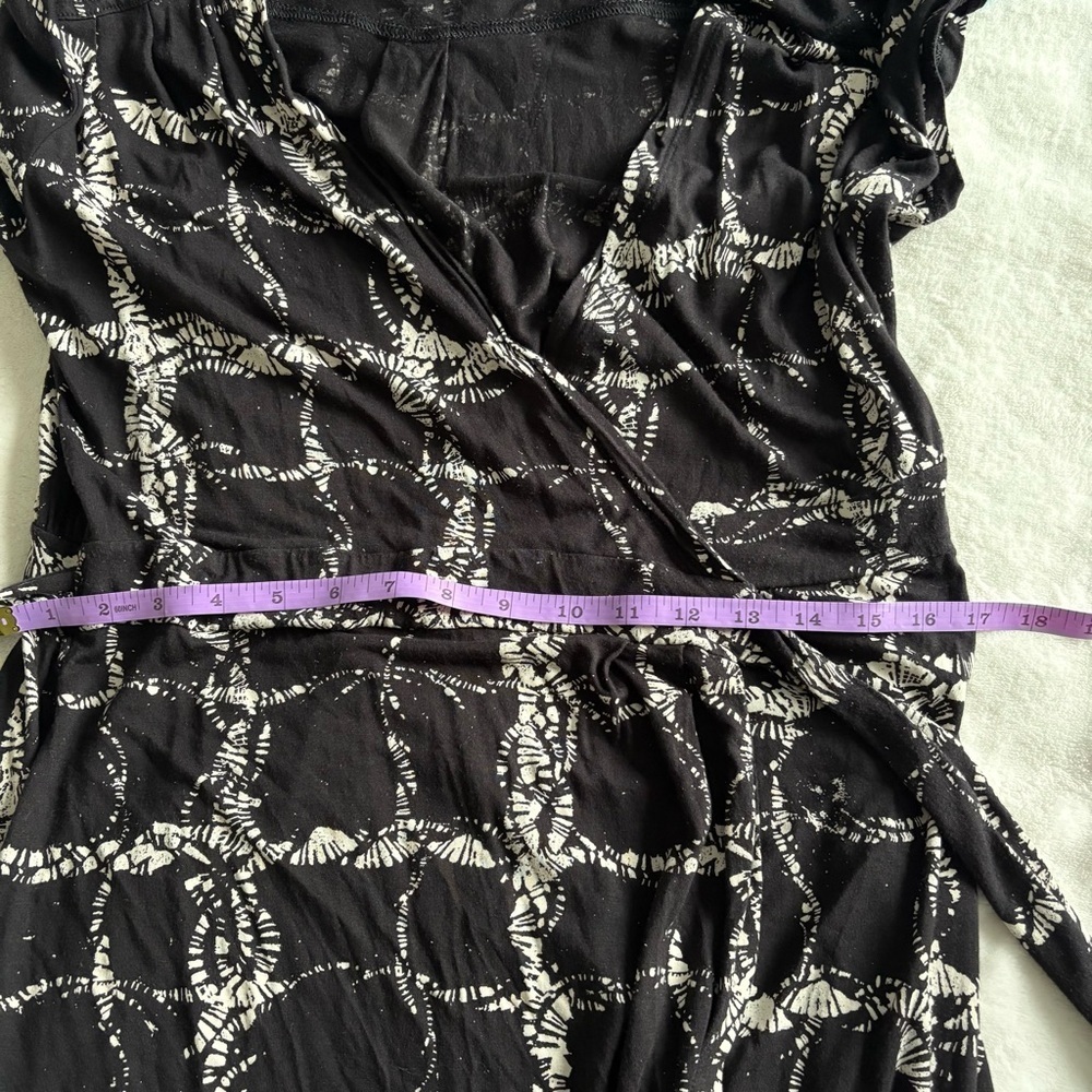 Banana Republic Black and White Abstract Mini V-Neck Wrap Dress - Picture 14 of 17